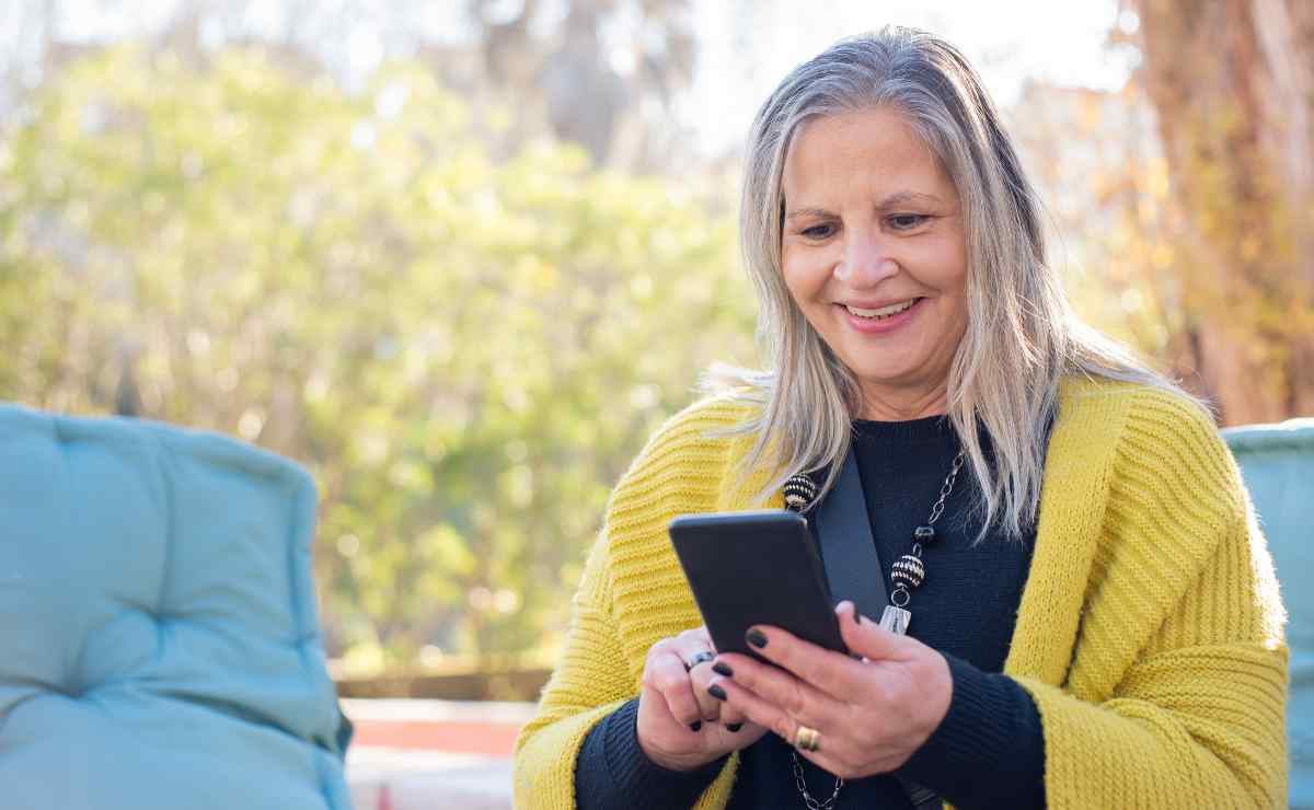 Senior woman on the smartphone Social Security has announced a new payment on November 8