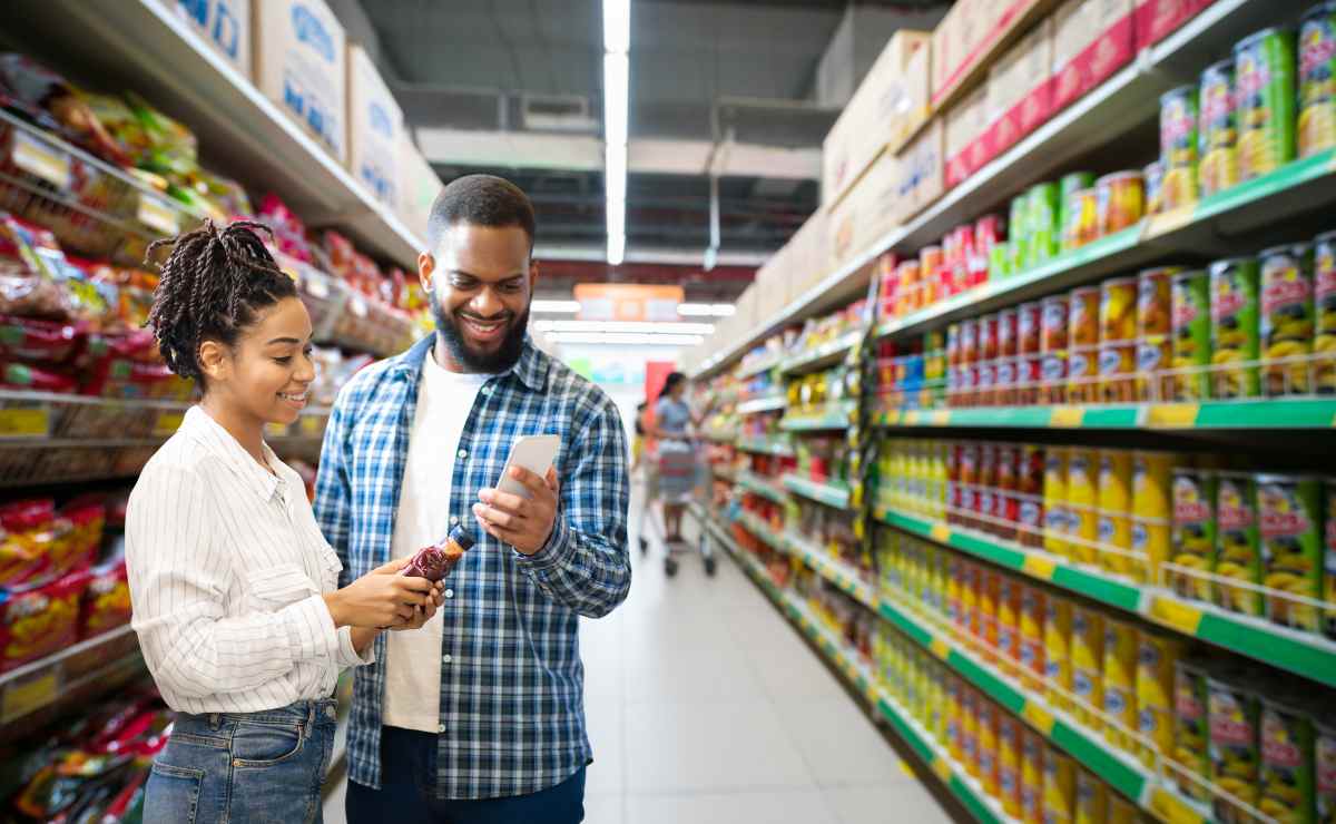 Couple grocery shopping with SNAP checks and what to do not to lose Food Stamps in the United States