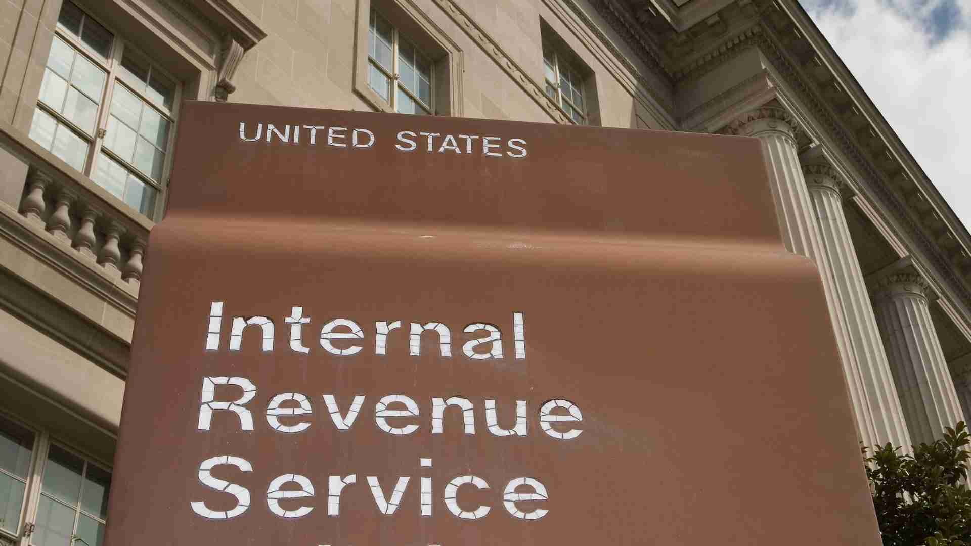 The IRS keeps informing taxpayers of the possibility to get a tax credit worth $7,500