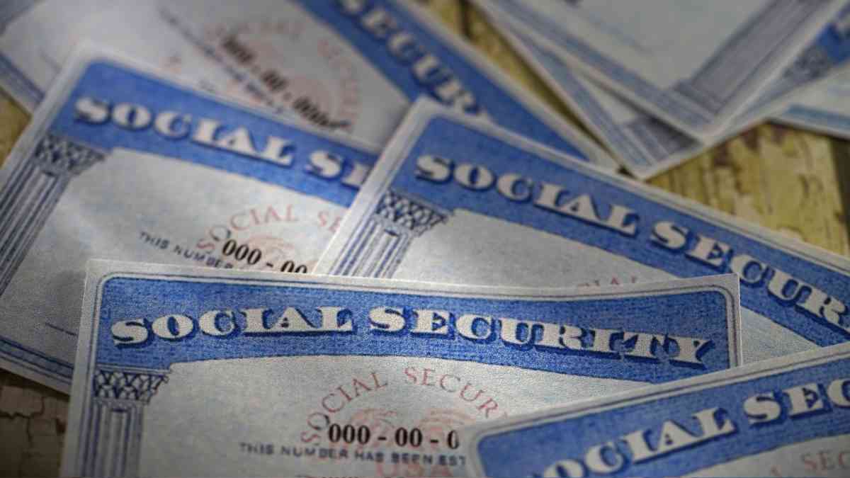 Which retirees will receive $1,919 from Social Security in early September?