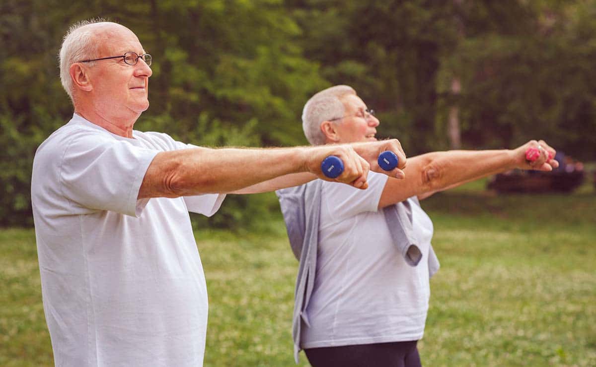 Personas mayores realizando ejercicio físico