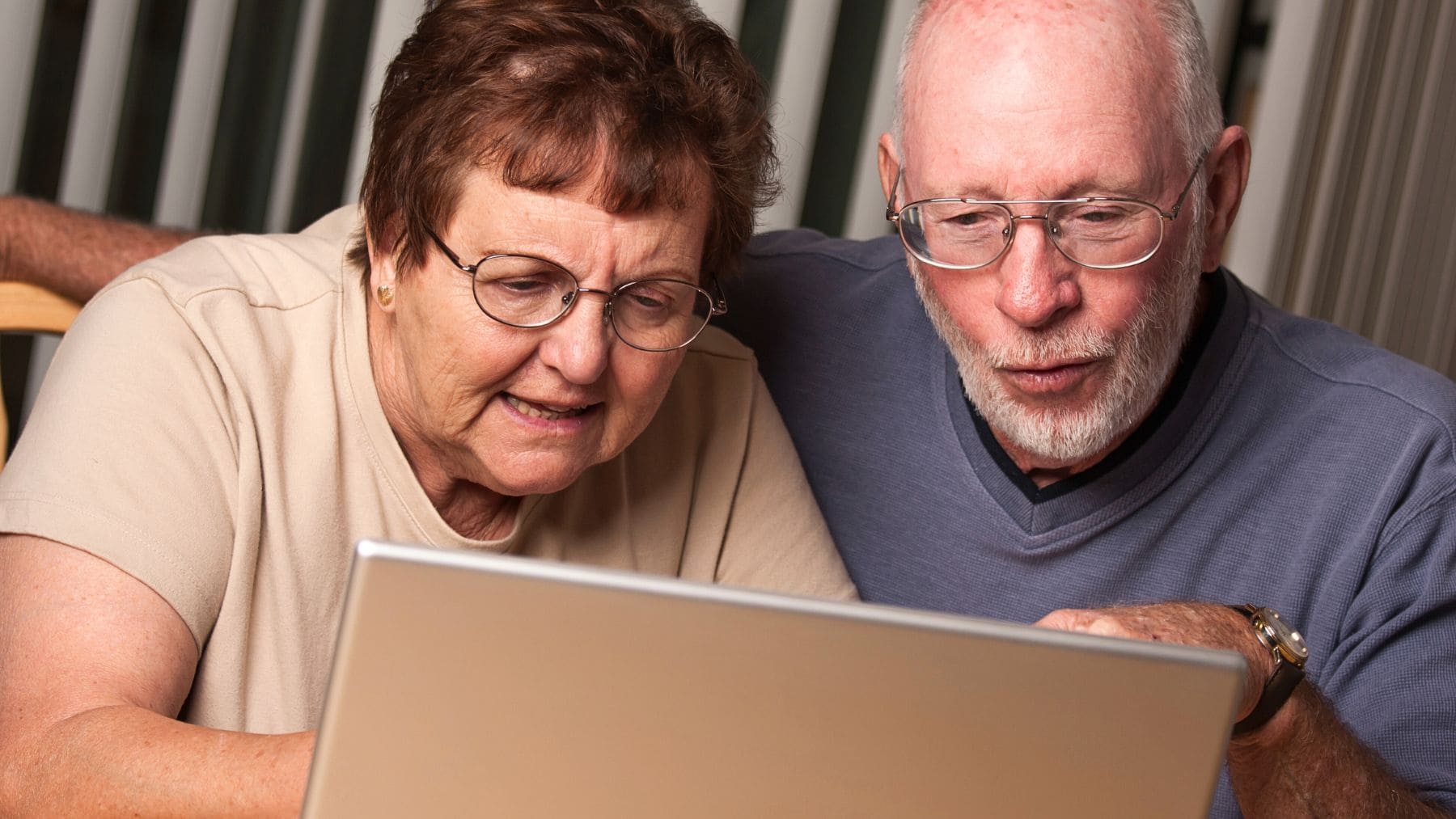 Personas mayores usando un ordenador