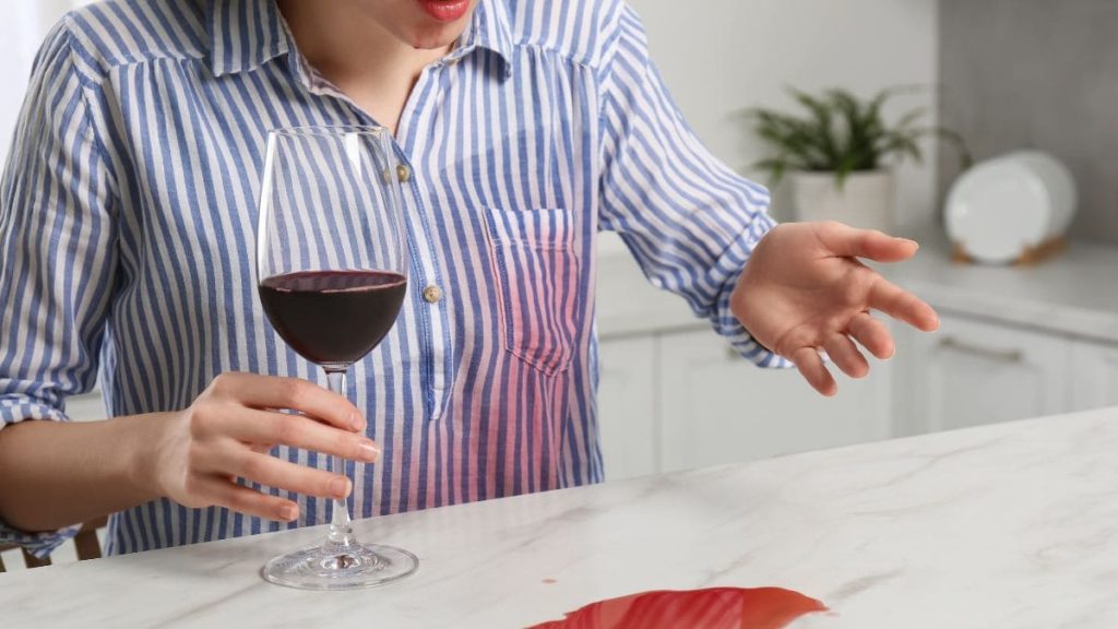 Las manchas de vino son muy difíciles de eliminar. Usa estos trucos.