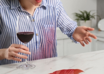 Las manchas de vino son muy difíciles de eliminar. Usa estos trucos.