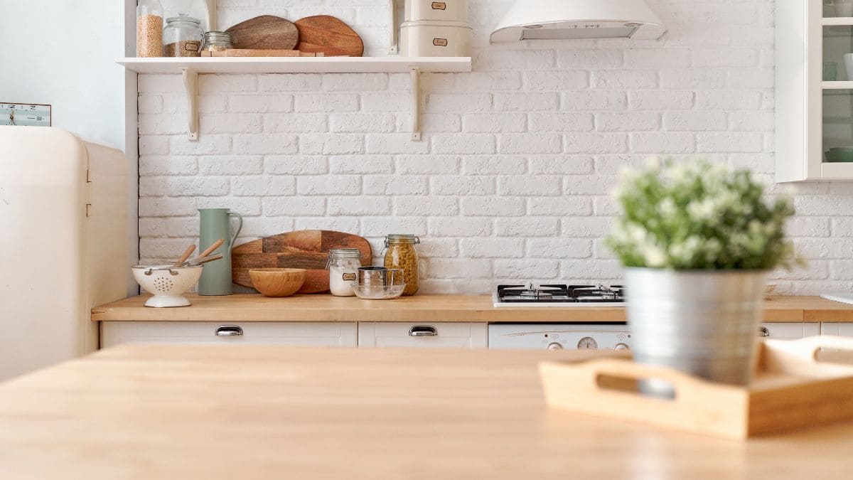 Lidl te ayuda a organizar tu hogar con esta estantería extensible y barata que hará que tu cocina sea más grande