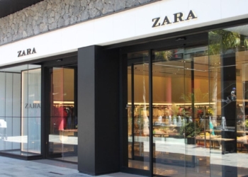 La prenda estrella del entretiempo está en Zara a mitad de precio: cuesta menos de 13 euros