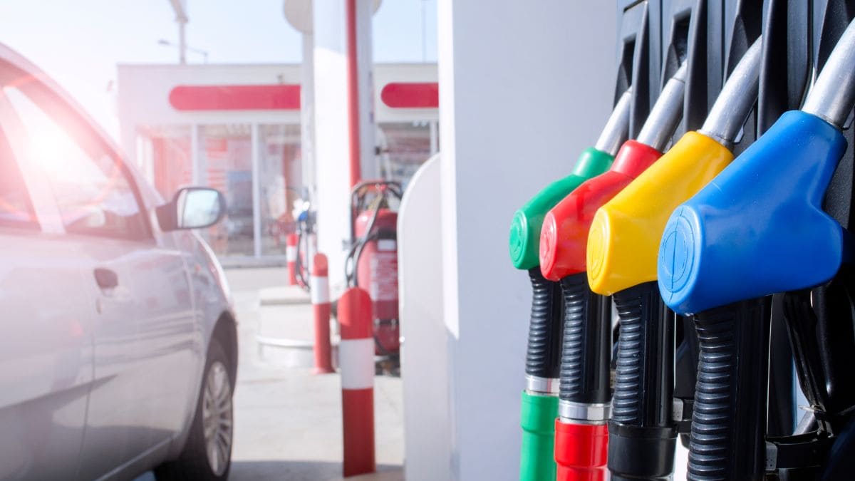 Se espera que el precio de la gasolina baje en las próximas semanas.