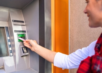 Sacar dinero en un cajero automático: las recomendaciones del Banco de España que debes seguir