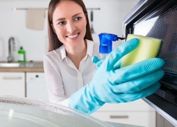 Cómo usar el bicarbonato para limpiar la suciedad del microondas