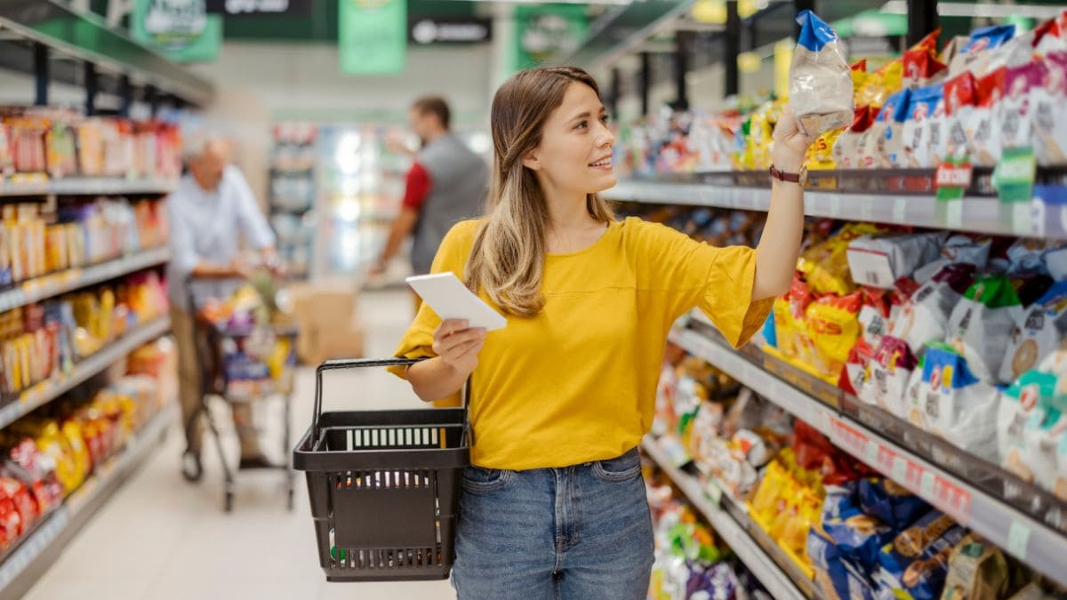 Mujer comprando en el supermercado