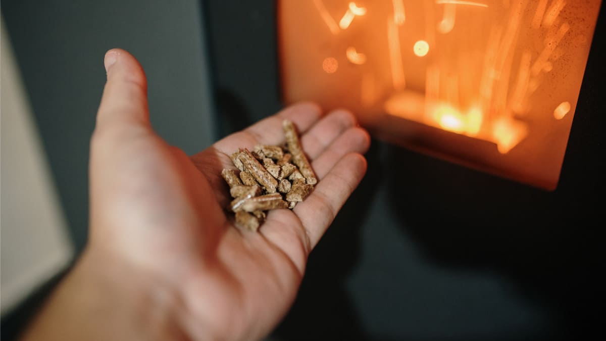 El invento que arrasa en España para calentar la casa: usa pellets