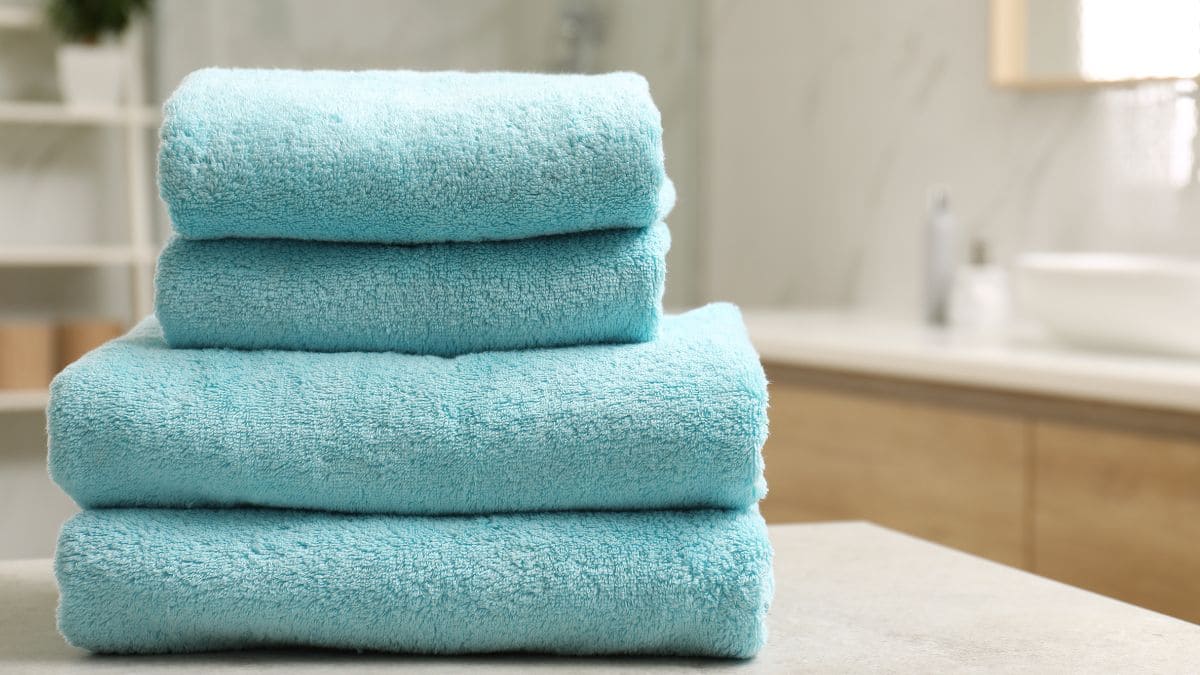 El truco con bicarbonato para suavizar tus toallas de baño