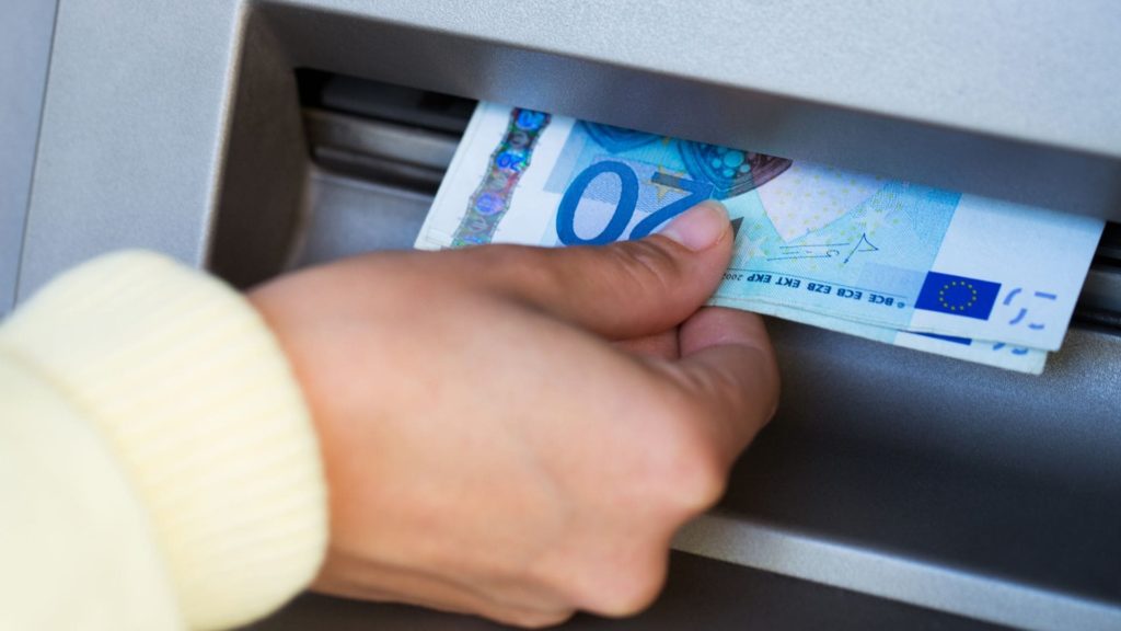 Cómo sacar dinero del cajero automático en el extranjero sin comisiones