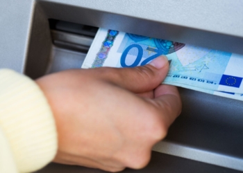 Cómo sacar dinero del cajero automático en el extranjero sin comisiones