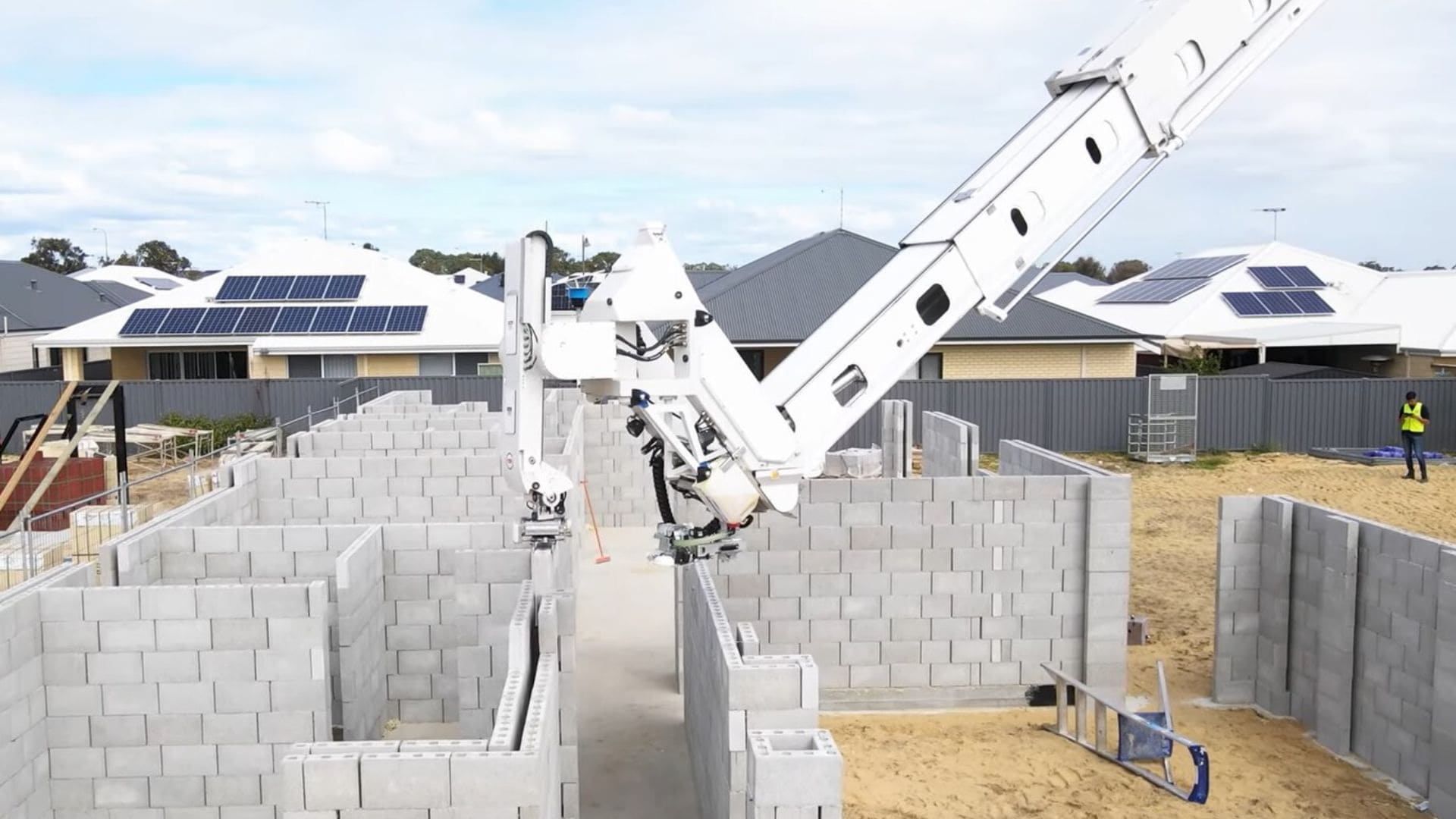El robot que revoluciona la construcción colocando 500 ladrillos/hora