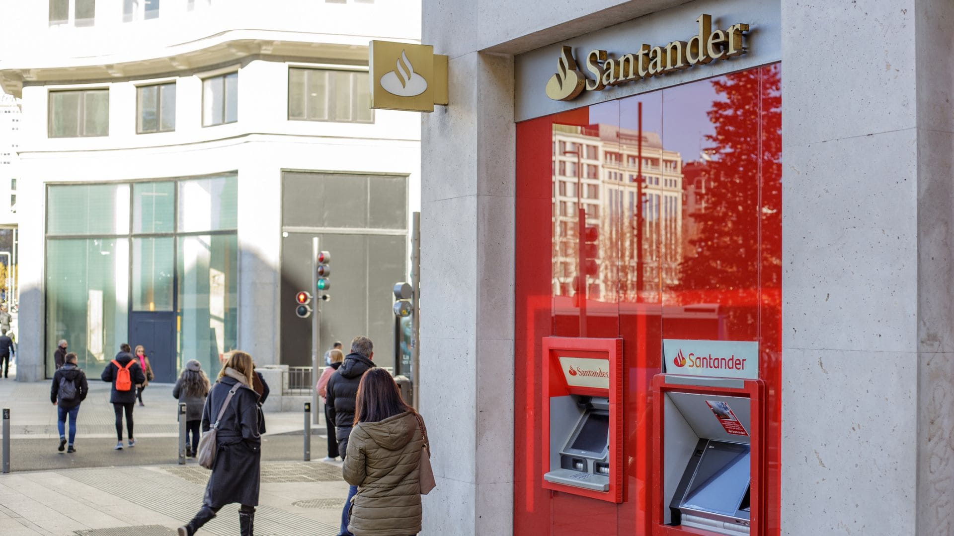 Así puedes retirar dinero de los cajeros del Banco Santander sin tarjeta