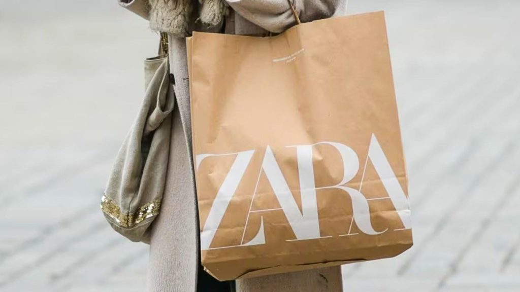 La falda mini de tablas rebajada en Zara