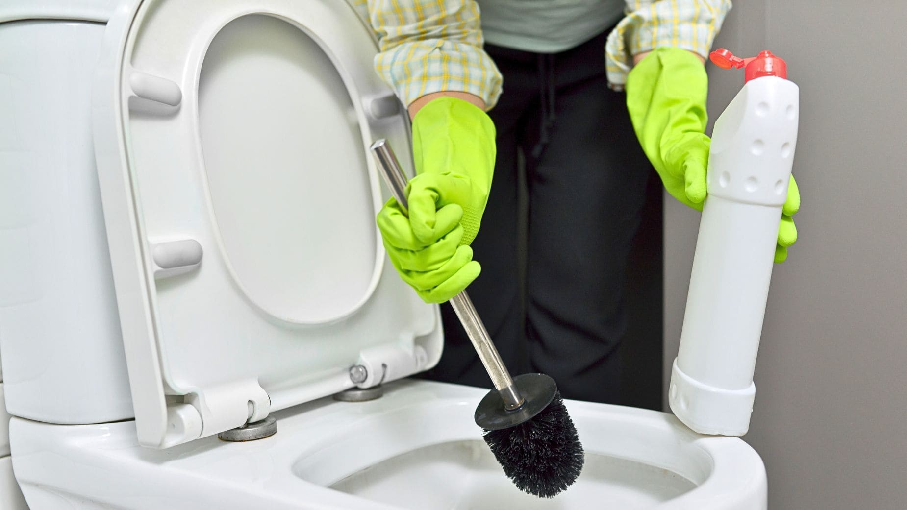 El truco de una experta en limpieza para evitar gérmenes en el baño