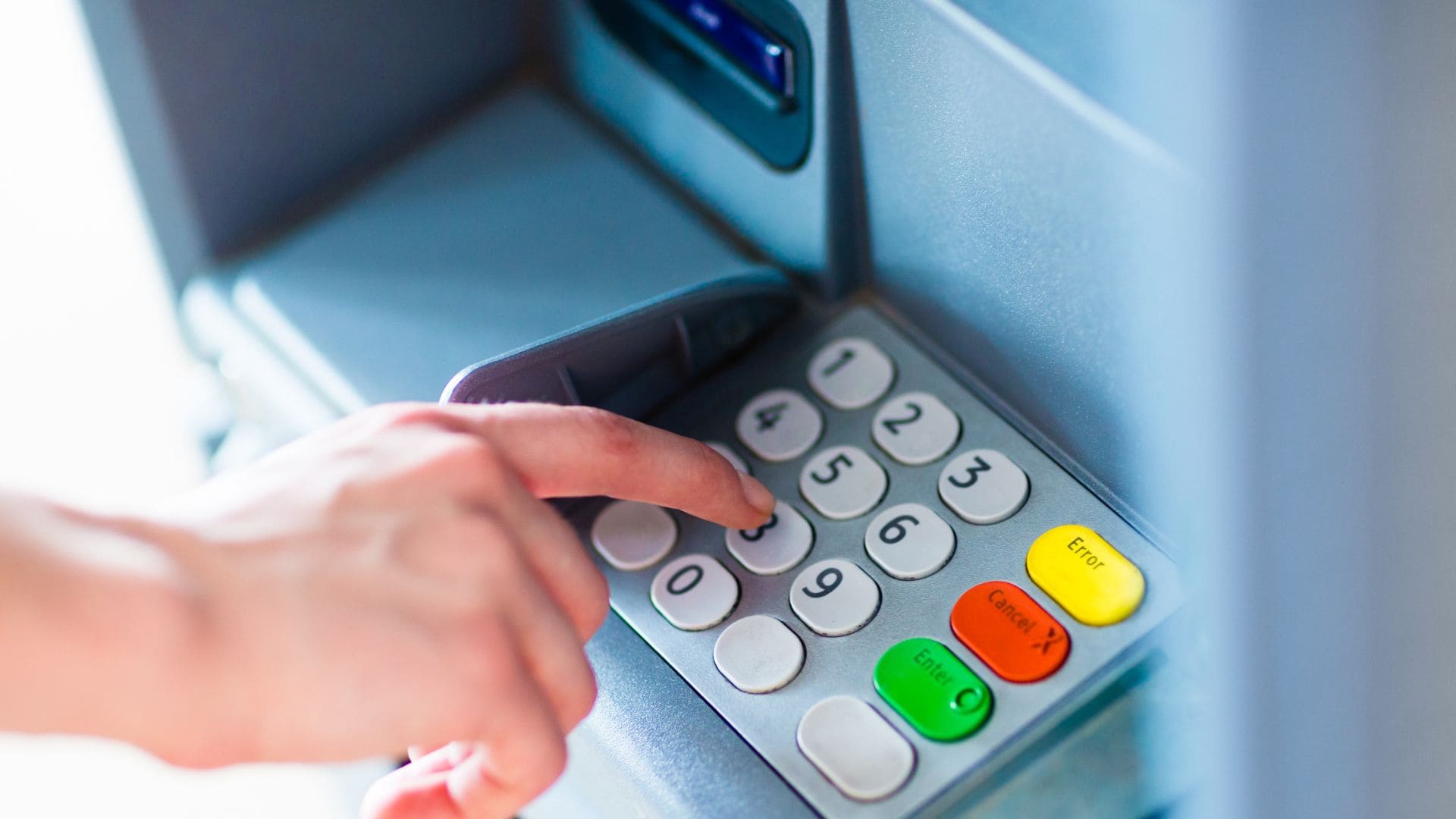 Los límites para sacar dinero de los cajeros automáticos