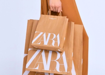 El bolso negro versátil de Zara para entretiempo