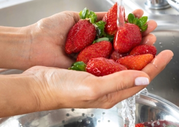 Lavar las fresas con agua y este ingrediente