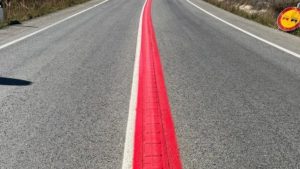 La DGT aclara qué significa la línea roja que se pueden ver en algunas carreteras de España