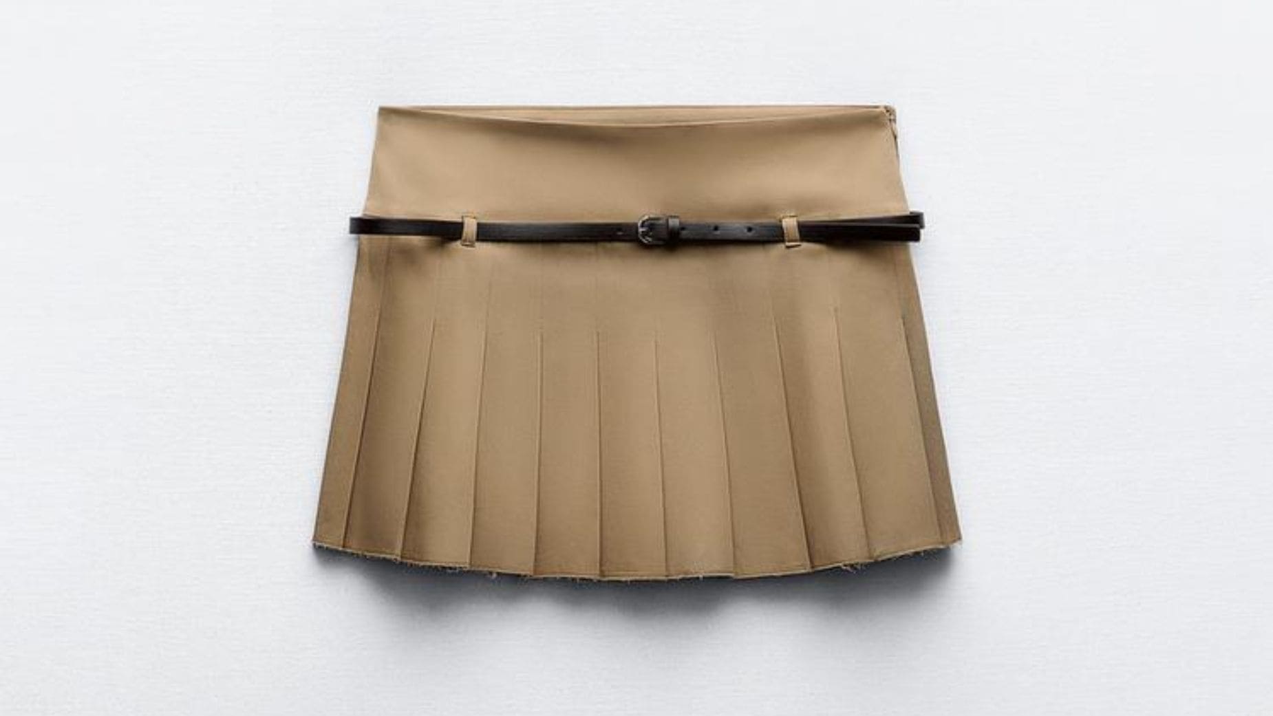 La falda mini de tablas rebajada en Zara 