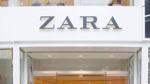 El vestido camisero de Zara más ligero para el verano está ahora rebajado a casi el 50%