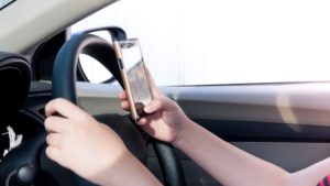 La DGT manda este importante aviso sobre el uso del móvil en el coche