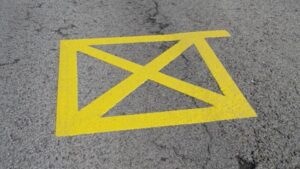 Esto significa la nueva señal amarilla que encontrarás en las carreteras