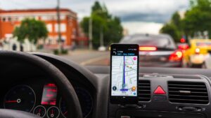 Adiós a Waze y SocialDrive. La DGT confirma las nuevas multas por usar avisadores de radares