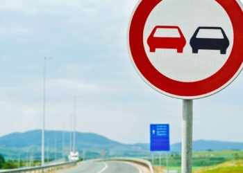 Adelantar carreteras secundarias normas DGT