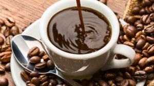 Este es el ingrediente antioxidante que debes poner en tu café que te ayudará con la digestión