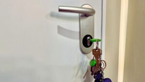 Un experto en seguridad advierte sobre dejar la llave en la cerradura por la noche