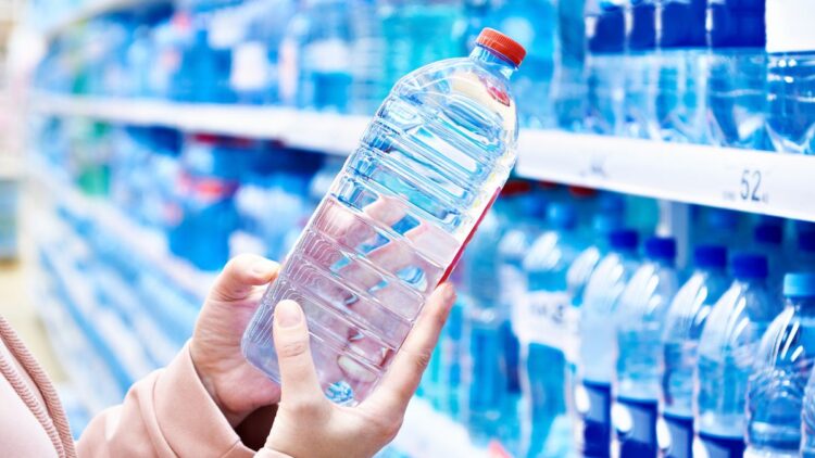 La OCU aclara cuál es el mejor agua embotellada que podrás comprar en el supermercado