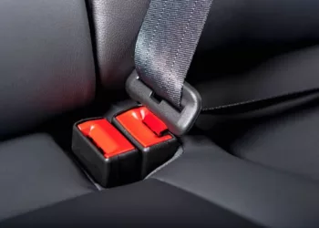 DGT aconseja abrochar cinturón seguridad traseros