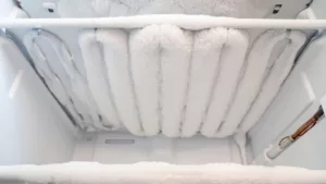 Evita el hielo en tu nevera con este truco para descongelar el congelador en solo 15 minutos