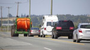 La DGT alerta de cómo actuar si te encuentras un tractor en la carretera