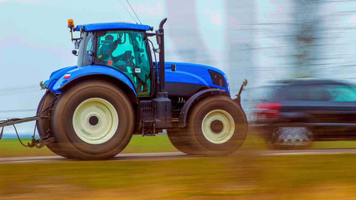 DGT advierte maniobra tractor carretera