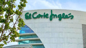 El Corte Inglés tira el precio del sofá más cómodo para el jardín ahora al 50%