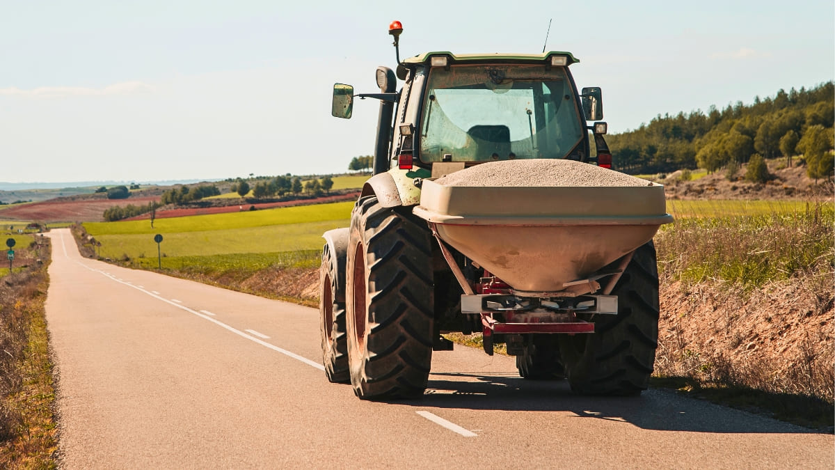 DGT advierte maniobra tractor carretera