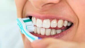 El truco de experto al cepillar tus dientes que funciona para mantenerlos más blancos