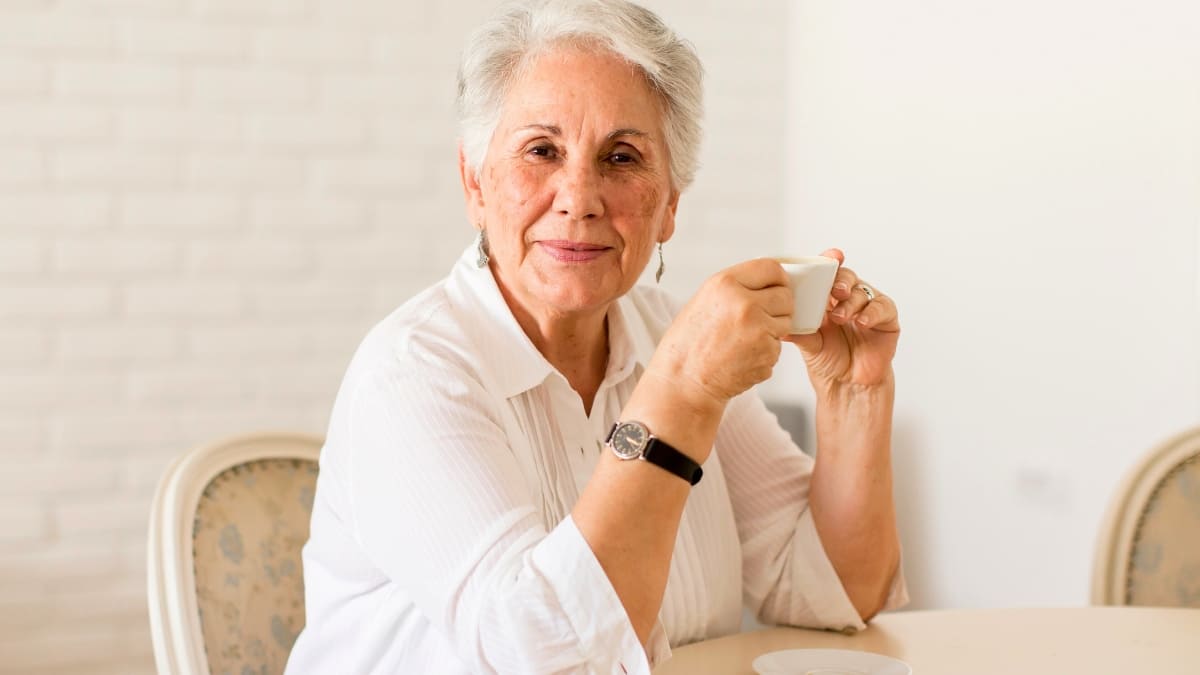 Expertos recomiendan café personas mayores