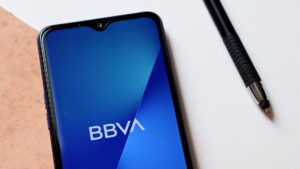 BBVA amplía los servicios para comprar coches eléctricos e híbridos. Es la mejor opción