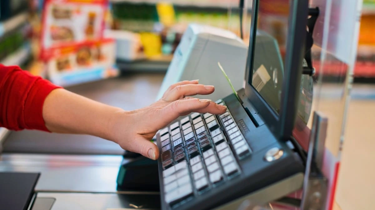 Situación viral cajero supermercado clientes